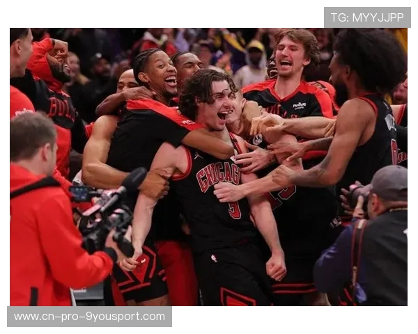 NBA球员摔倒瞬间的英雄传球：跌倒也不放弃的精神